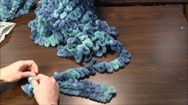 Loopity Loop Scarves, DIY. Loopity Loop Scarves, DIY.
